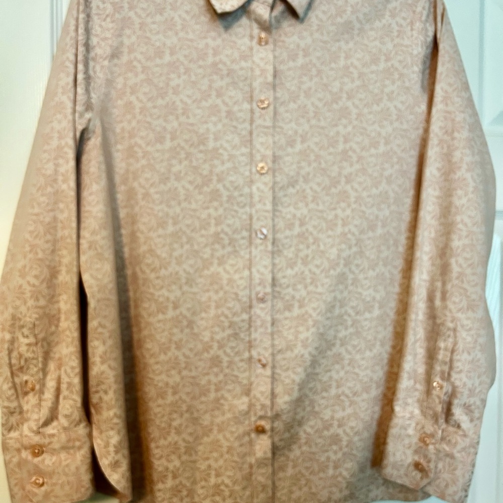 Chico's Women’s size 1.5 Button-Up Shirt in Light Pink/Beige Floral Print